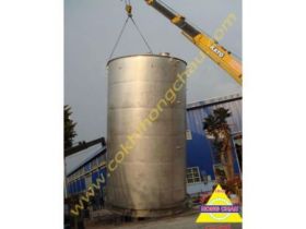 The process of hoisting up the transport vehicle is in progress