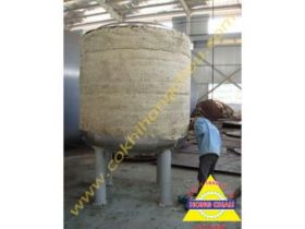 Công nhân đang thực hiện việc bọc bảo ôn cách nhiệt