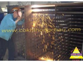 Công nhân đang thực hiện hàn đường ống trong hệ thống lò hơi